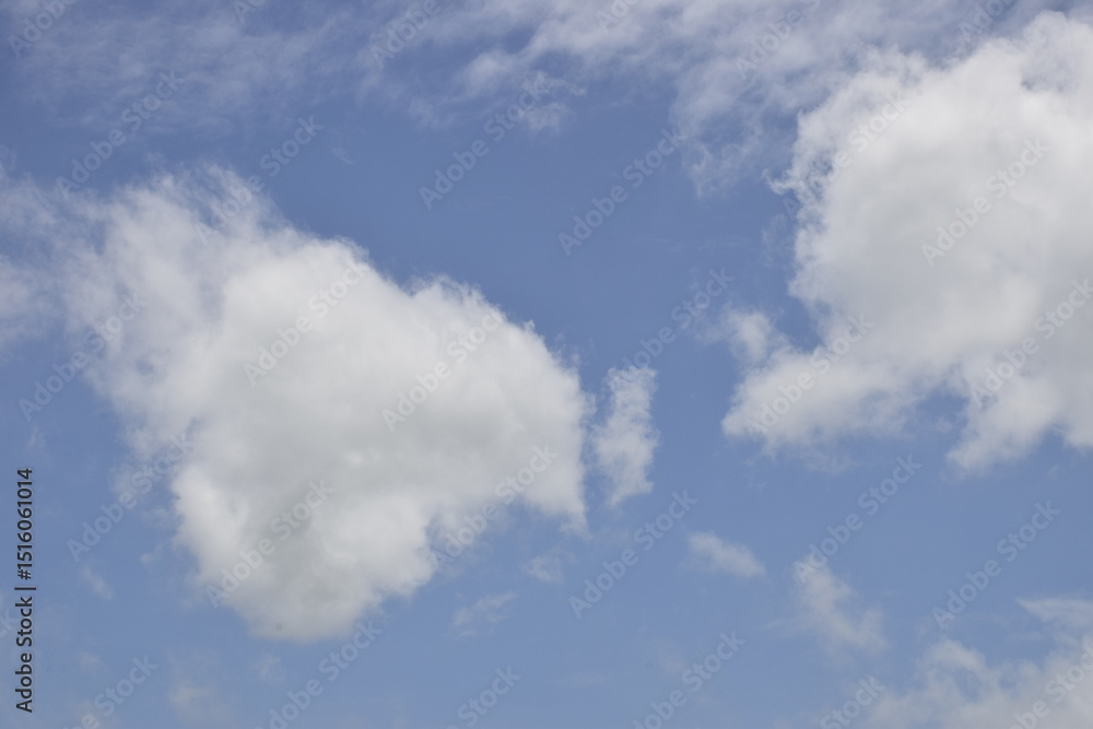 Obraz premium Dramatic clouds against sunset background 