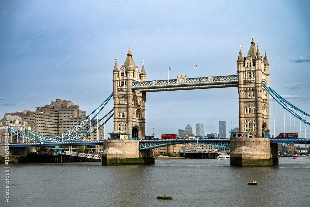 Obraz premium Tower Bridge and HMS Belfast