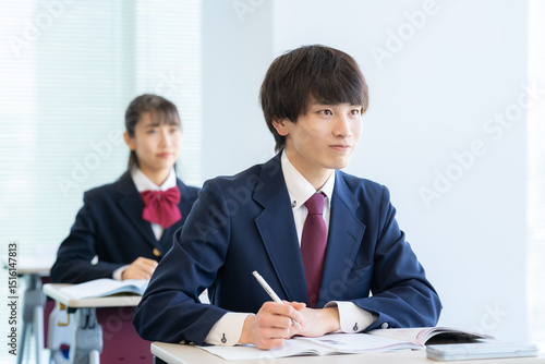 Fotografía 学校で勉強をする高校生　撮影協力：学校法人電波学園東京電子専門学校