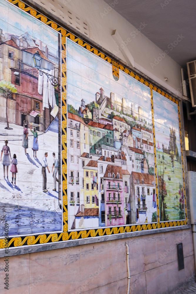 Fototapeta premium Charming Lisbon streets lined with colourful buildings, tiled facades, and steep hills create a vibrant, sunlit cityscape filled with culture, colour, and historic charm.