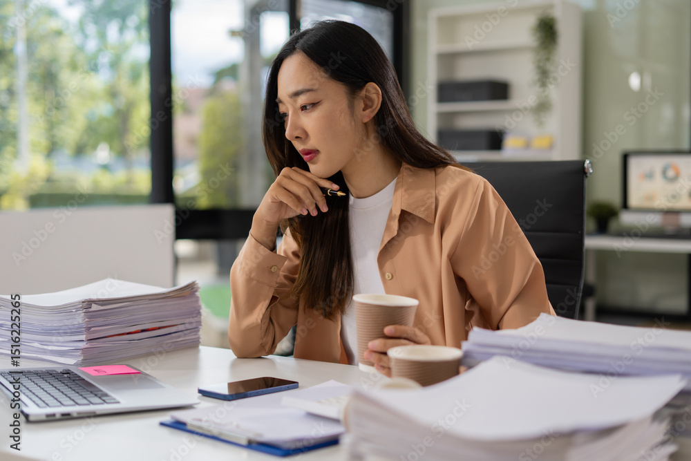 Obraz premium Professional businesswoman analyzing stats and graphs on paperwork outside a modern office building. Ideal for themes of success, analysis, and corporate growth.