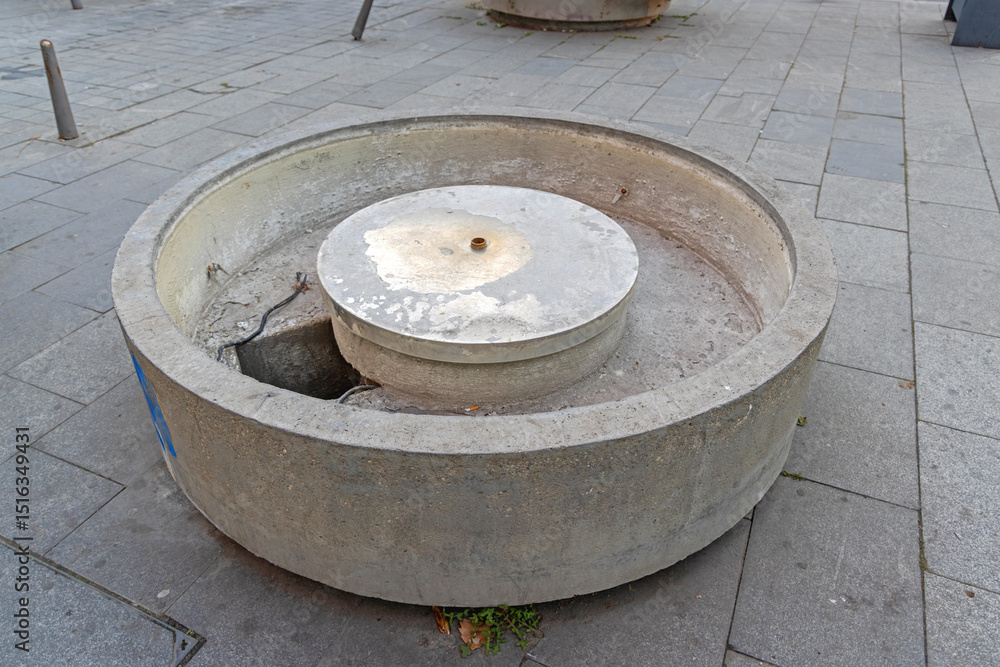 Fototapeta premium Empty Round Water Fountain at City Square During Cold Winter