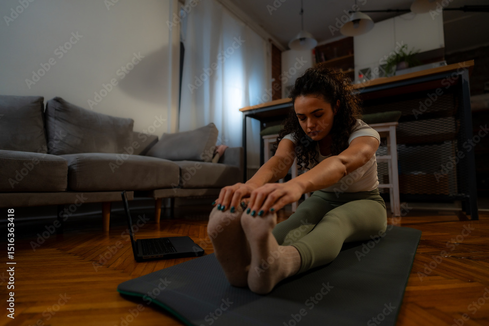 Obraz premium A curly-haired woman embraces mindfulness, practicing yoga and meditation in the comfort of her living space.