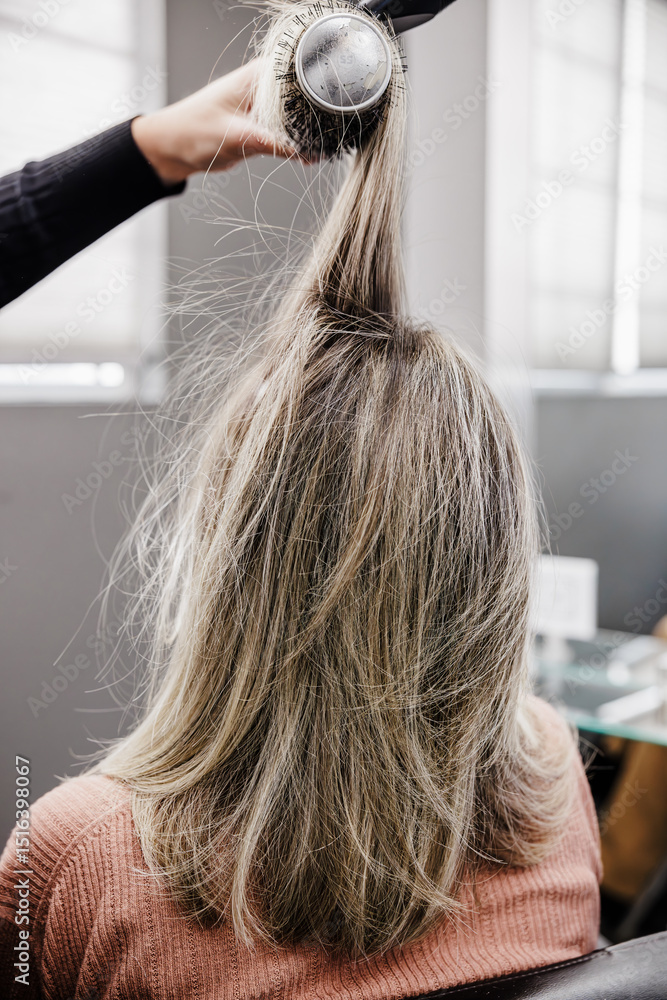 Naklejka premium hairdresser cutting hair