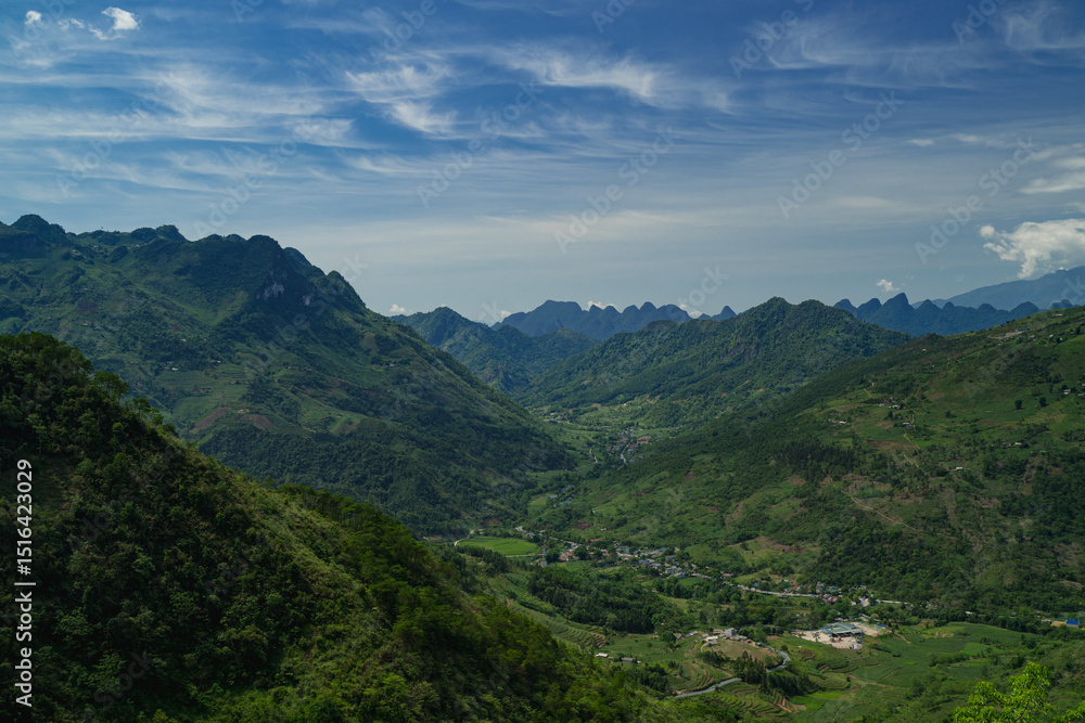Obraz premium The road winds through the mountain, revealing a scenic landscape where nature meets the sky, turning every mile of the journey into a breathtaking experience.