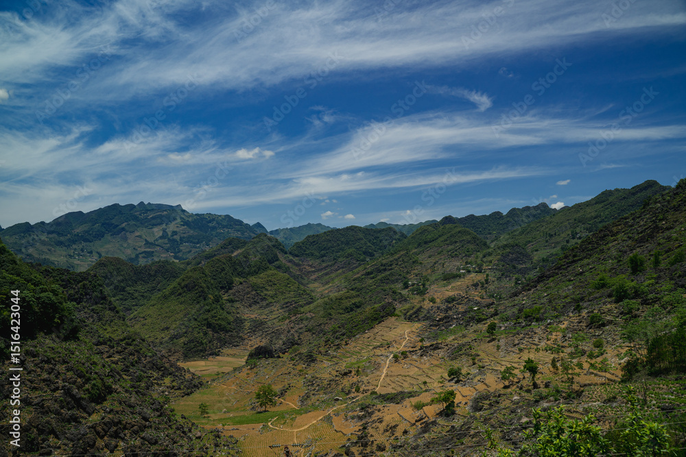 Obraz premium The road winds through the mountain, revealing a scenic landscape where nature meets the sky, turning every mile of the journey into a breathtaking experience.