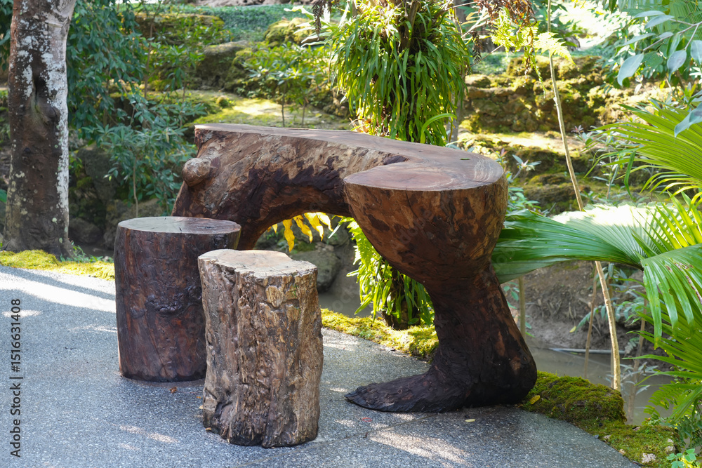 Obraz premium Tree stump chair in the garden