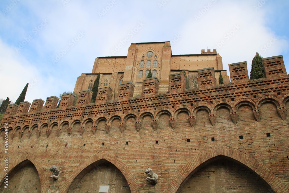 Obraz premium View of the Basilica of San Domenico and the source of Fontebranda, in Siena, Italy.