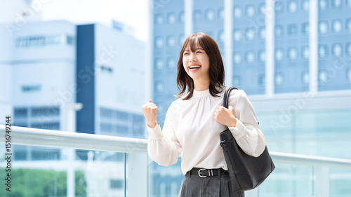 Free Download 笑顔でガッツポーズをする元気な女性・ビジネスウーマン - GFXLoad