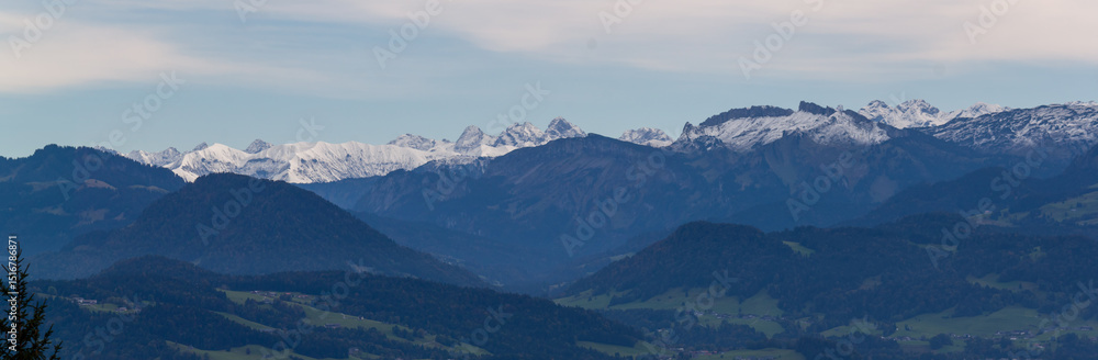 Fototapeta premium Breathtaking panoramic view from the Pfänder mountain in showcasing the majestic snow-capped Alps stretching across the horizon