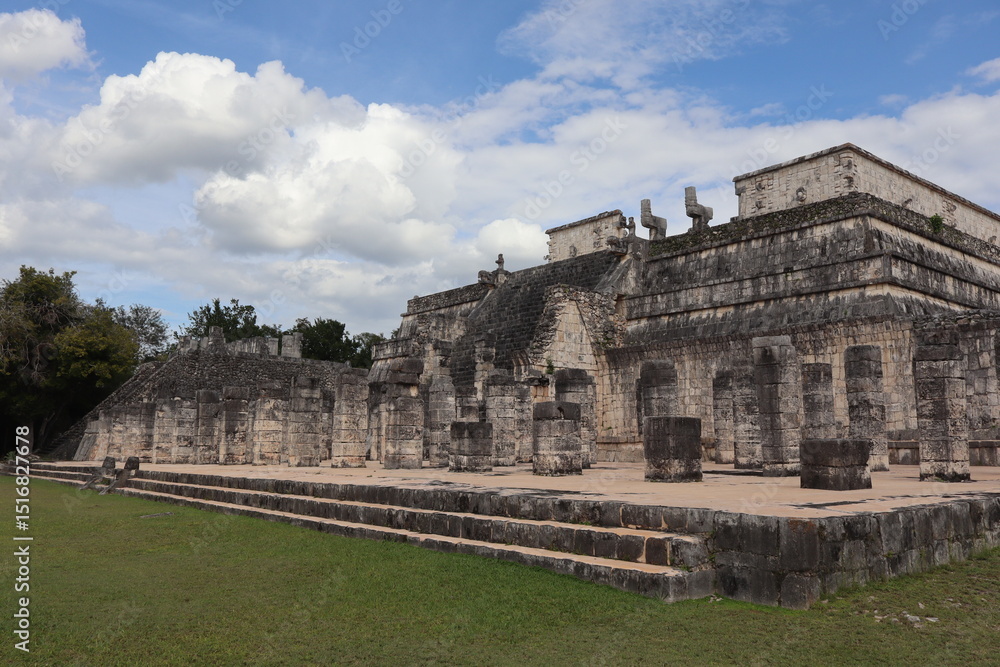 Fototapeta premium buildings in chichen itza mexico