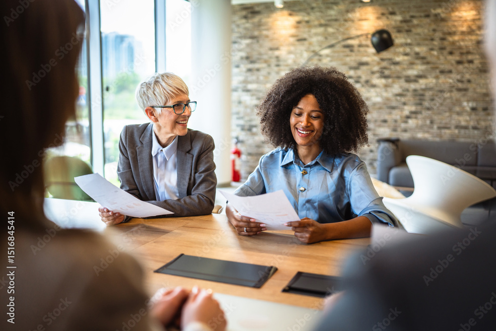 Obraz premium diverse multicultural businesswoman on the meeting in modern office