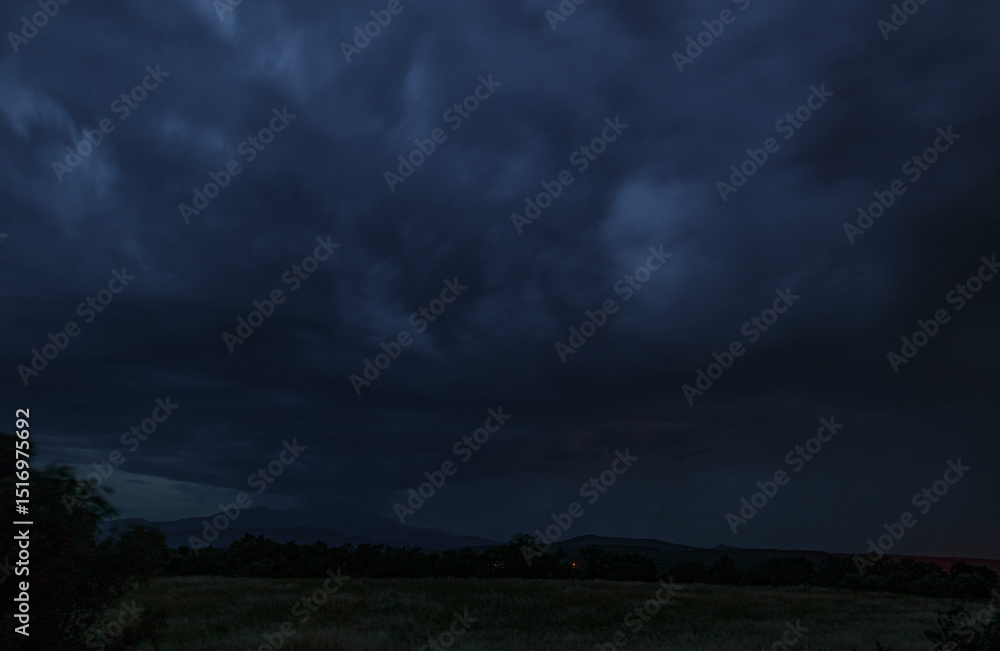 Naklejka premium Illusion d'optique, visage dans les nuages d'orage