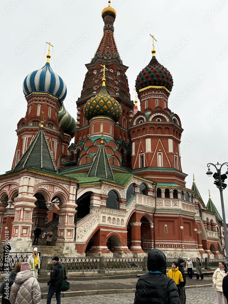 Obraz premium Red Square and Saint Basil’s Cathedral in Moscow – Historic Landmark