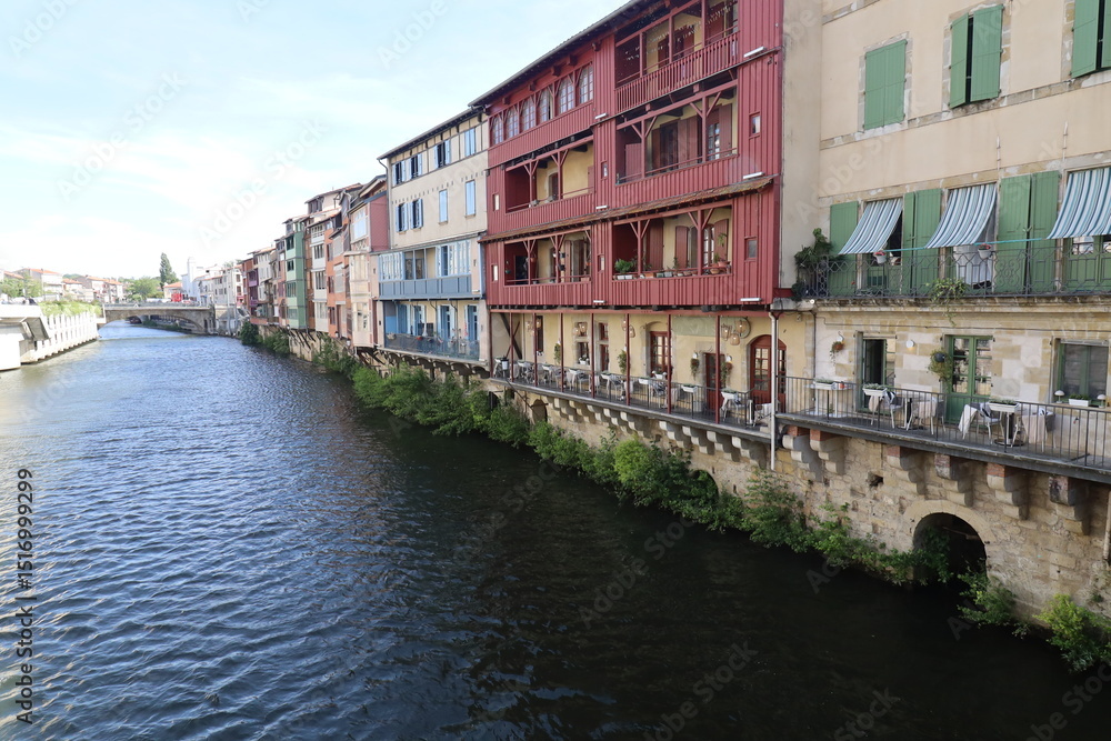 Fototapeta premium La rivière l'Agout dans la ville, ville de Castres, département du Tarn, France