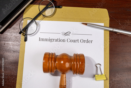 Fotografía Court Order for Immigration Case – Document and Gavel on Legal Desk