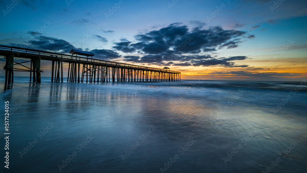 Obraz premium Long exposure beach pier