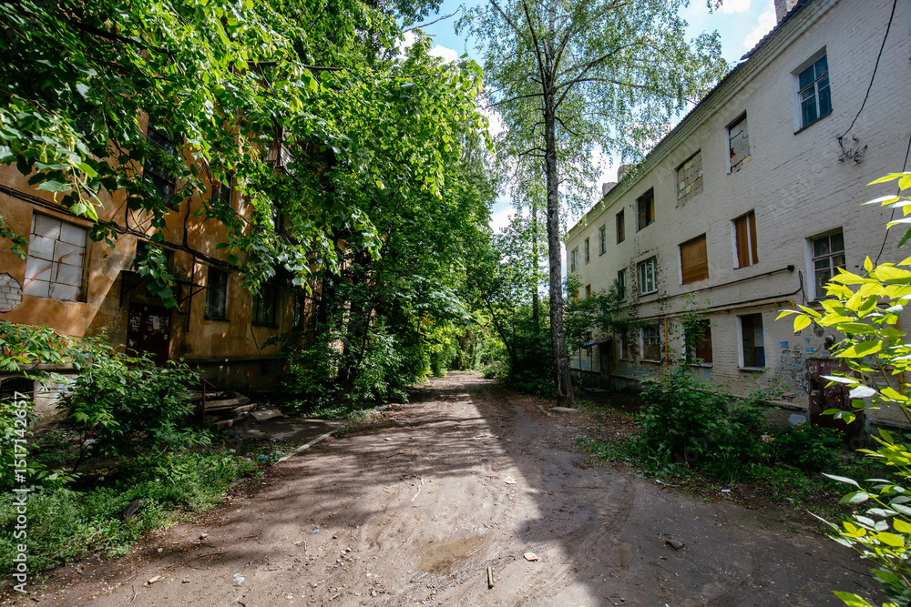 Obraz premium Old overgrown house in ghost town