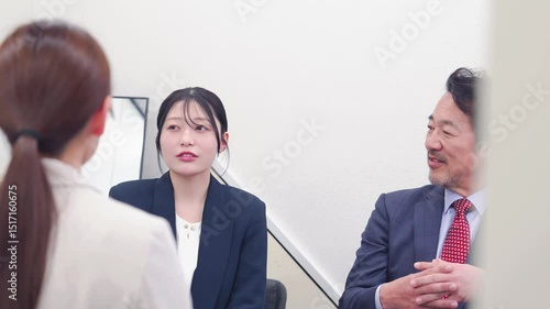 オフィスで商談をする3人のビジネスパーソン