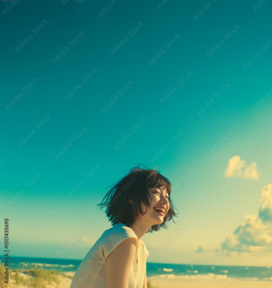 Naklejka premium 海で笑うかわいい女性
