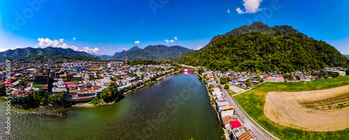 CIUDAD DE LA BELLA DURMIENTE Y EL RIO HUALLAGA CON LA BANDERA DEL PERU