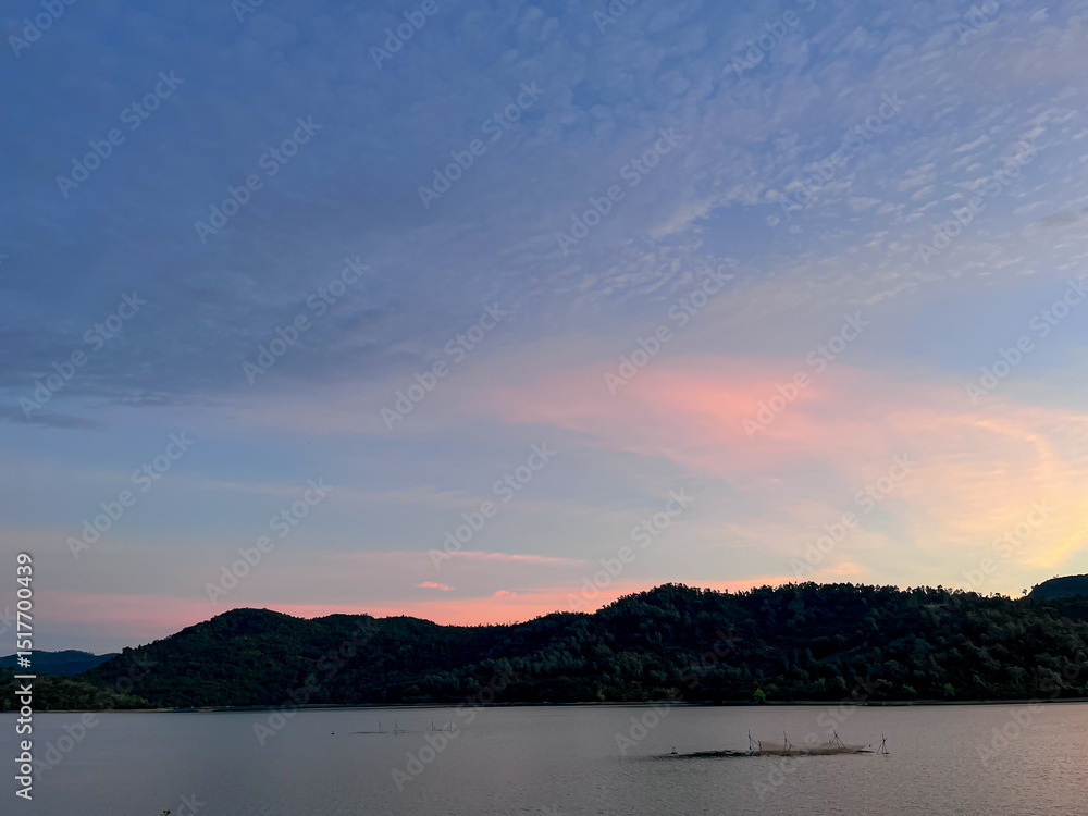 Obraz premium sunset over the lake