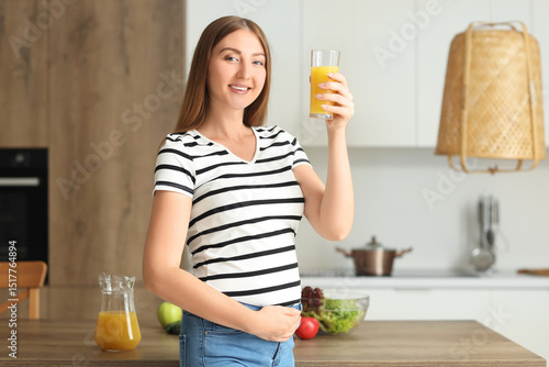 Young pregnant woman with g...