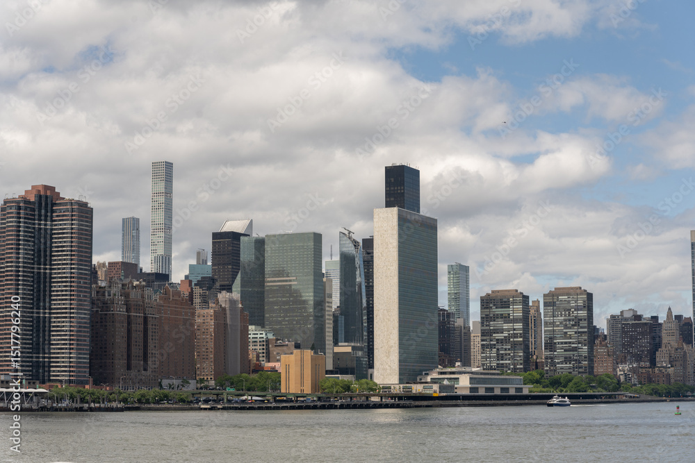 Obraz premium The Manhattan skyline is an iconic symbol of New York City