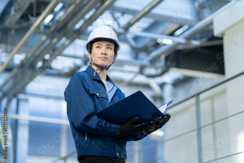 ビルメンテナンスをする若いエンジニア　撮影協力：学校法人電波学園東京電子専門学校