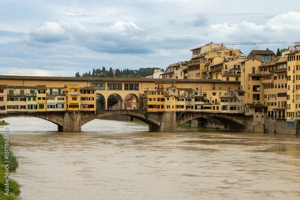 Fototapeta premium The wonderful Ponte Vecchio spans the Arno River