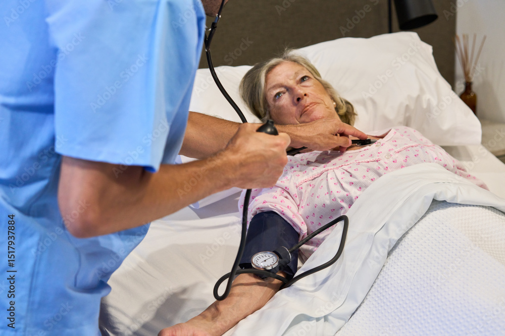 Obraz premium Caregiver assisting elderly patient in rehabilitation facility monitoring health