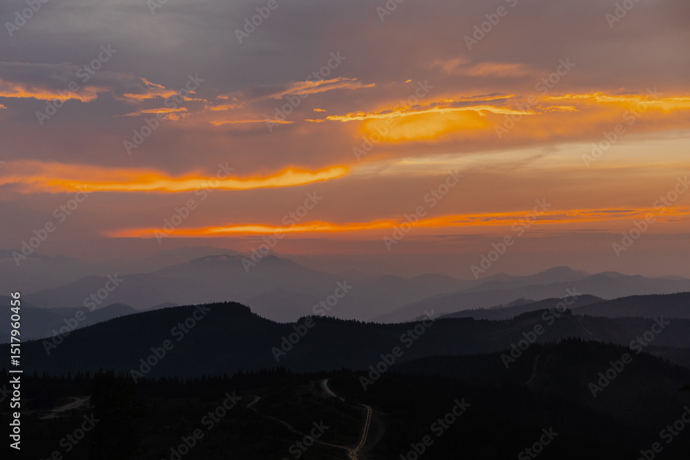 Obraz premium Breathtaking Sunset illuminating Majestic Mountain Landscape