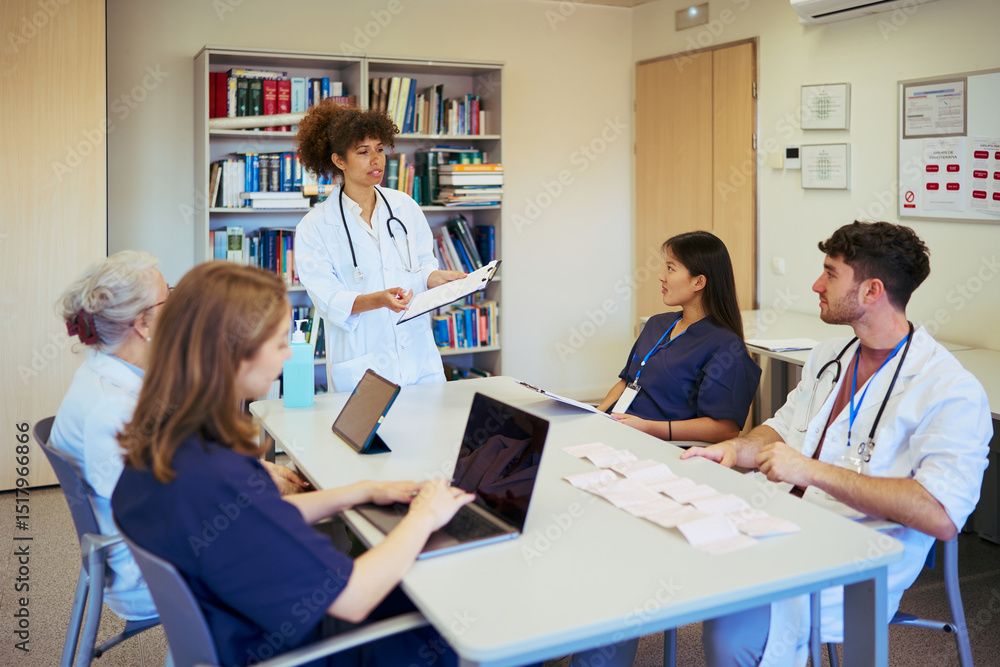 Obraz premium Medical team meeting discussing patient cases in hospital conference room