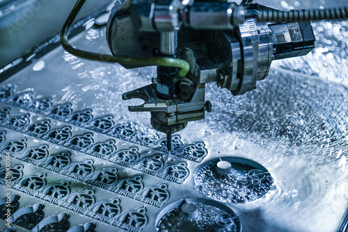 Foto Industrial CNC water jet cutting machine cutting steel plate,cutting machine modern industrial technology