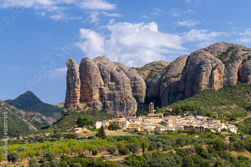 Tableau sur toile Aguero village nestled amidst Mallos de Riglos rock formations in Huesca, Spain