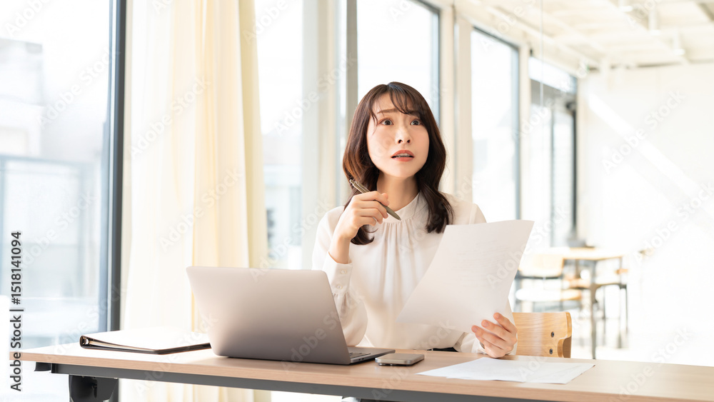 オフィスで対話をする女性・ビジネスウーマン・驚く・若い・会社員 オフィスで対話をする女性・ビジネスウーマン・驚く・若い・会社員