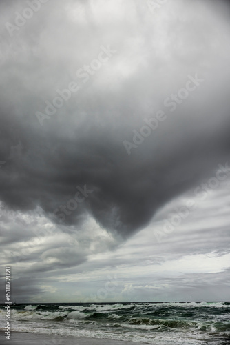 Dunkle Sturmwolken über einem Ozean