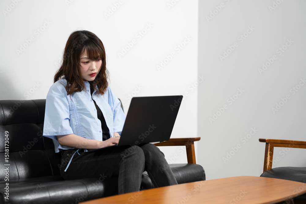 仕事をする女性 仕事をする女性