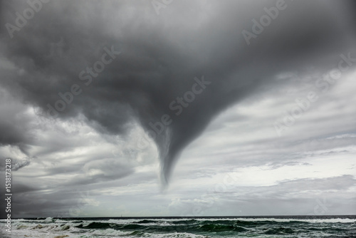 Dunkle Sturmwolken über einem Ozean
