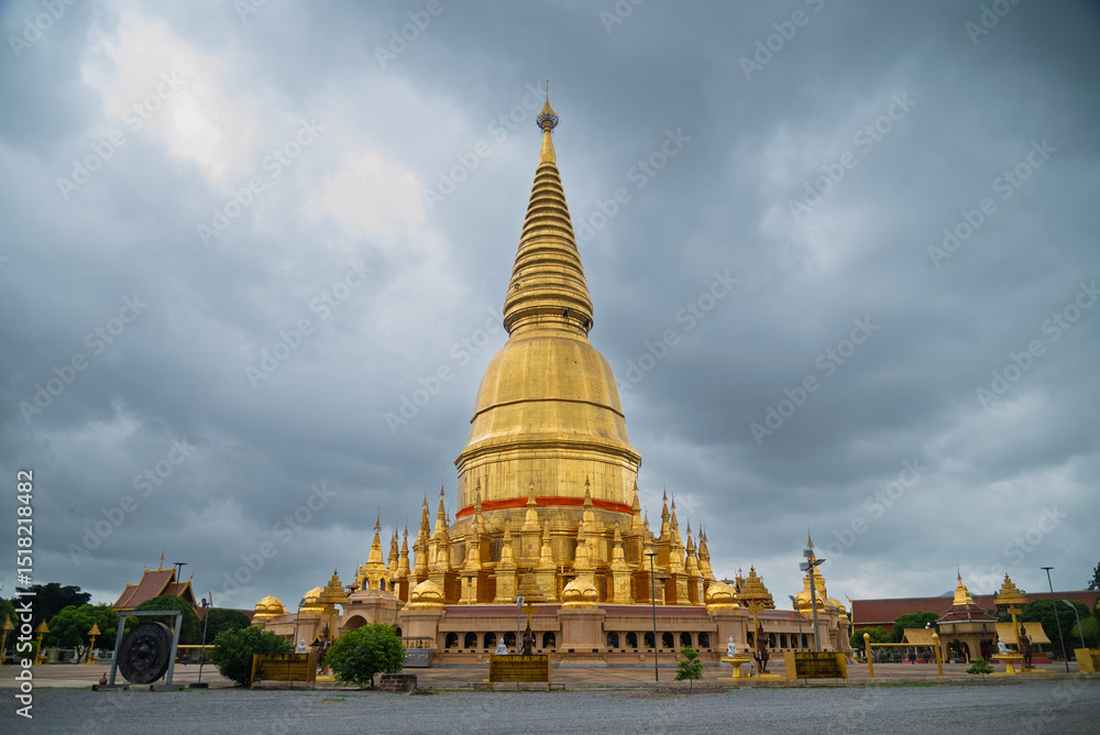 Fototapeta premium Phra Mahathat Chedi Sri Wiang Chai lamphun thailand