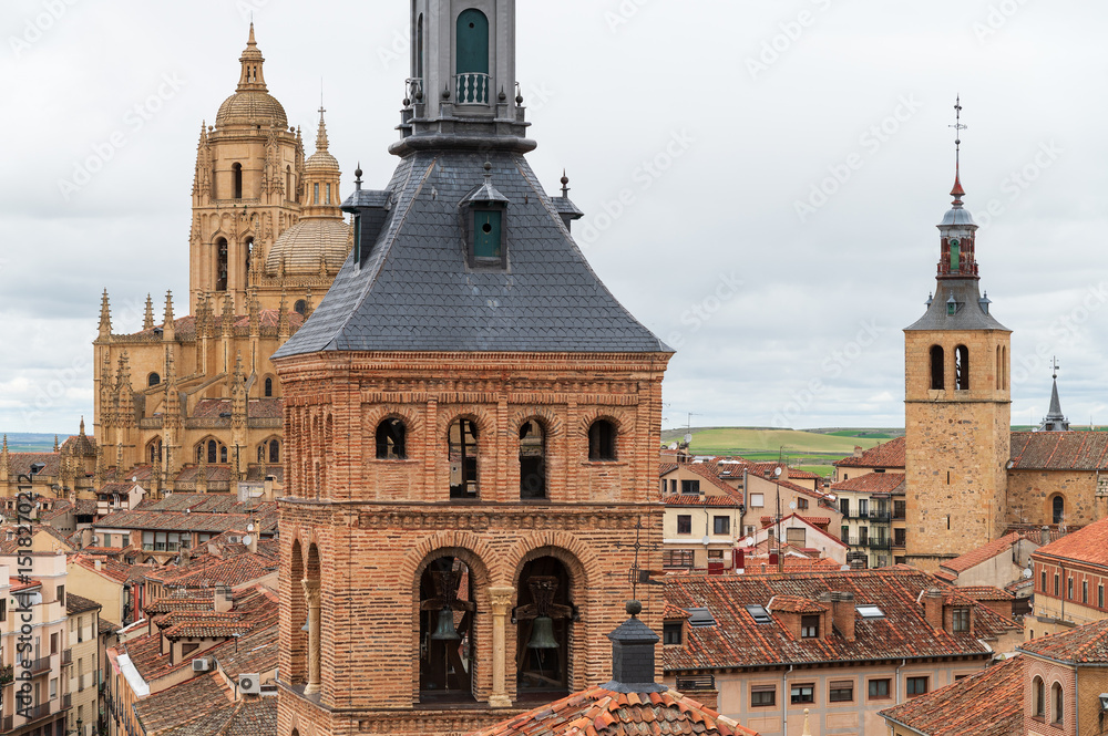 Obraz premium Panoramica de la calle mayor, iglesias y catedral en Segovia, castilla y leon, españa.