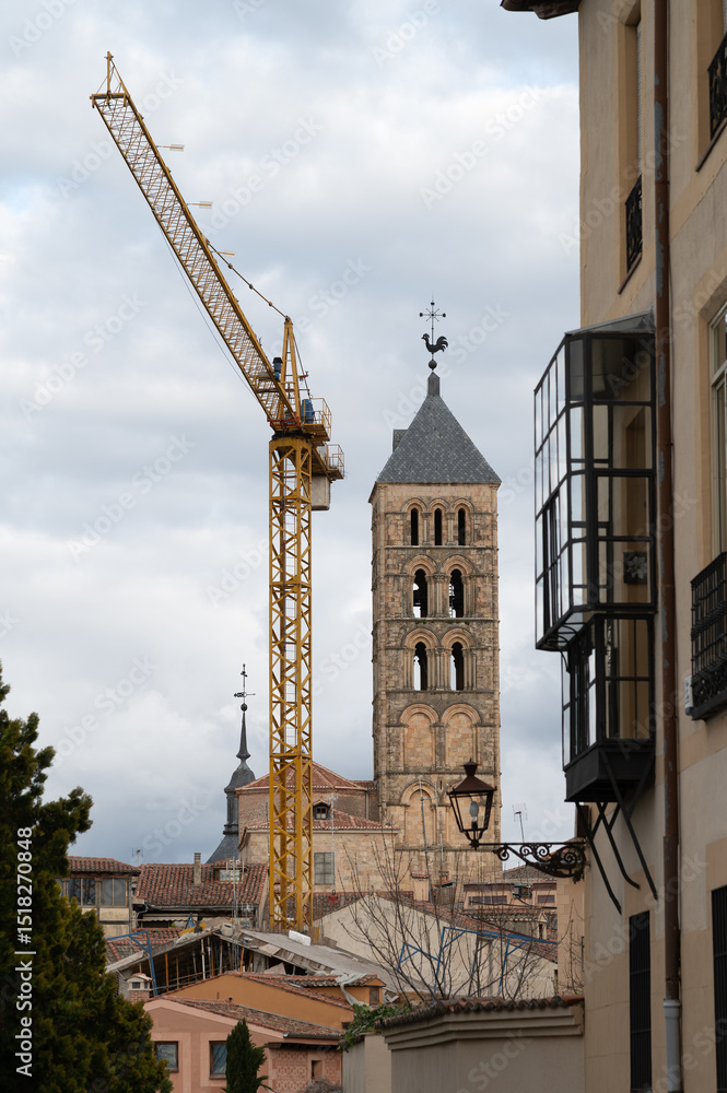 Obraz premium Iglesia romanica con grua de San esteban en Segovia, castilla y leon, españa.