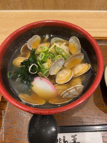 Fotografie あさりの旨みを楽しむ温かいうどん