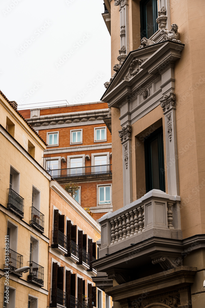 Obraz premium Explore architectural buildings and real estate opportunities in Madrid, Spain.