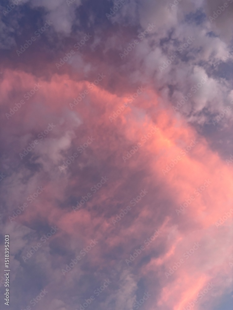 Fototapeta premium Cielo con nubes rosas