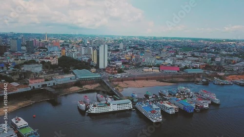 Vista aérea do Porto de Manaus às margens do rio Negro, com embarcações, balsas e intensa movimentação fluvial na principal porta de entrada da Amazônia brasileira.