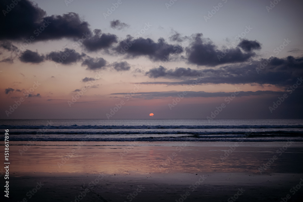 Obraz premium Serene Sunset Beachscape Ocean Horizon at Dusk