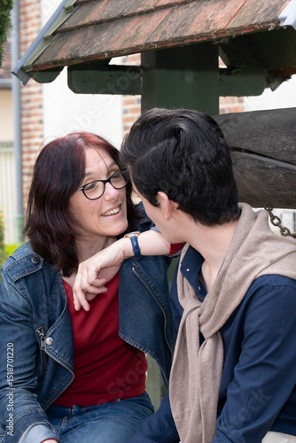 Konstfotografi mère et fils en pleine conversation, connivence avec son fils
