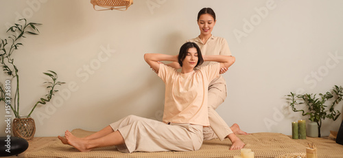 Thai therapist massaging wo...