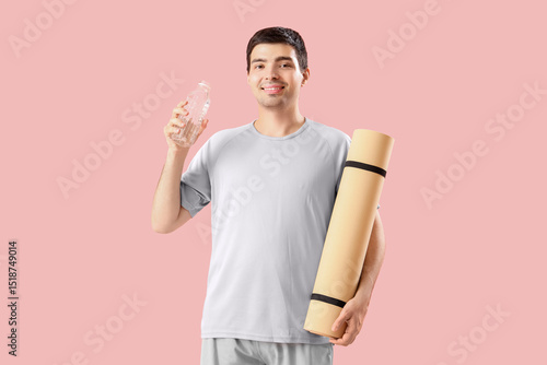 Sporty young man with bottl...